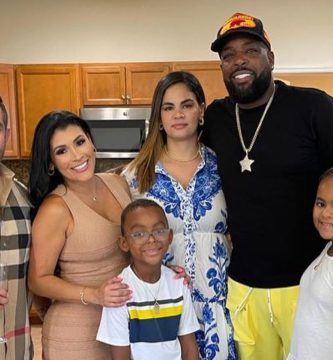 El Micha y su familia felices en su nueva casa en Miami